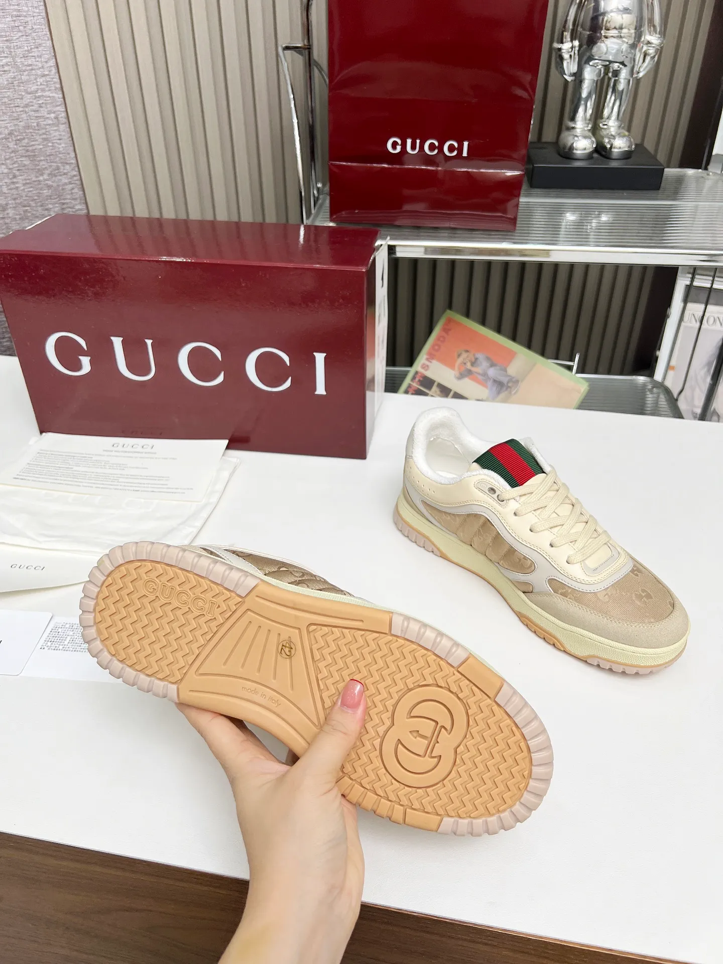 [G Home] P: 600💰 Couple size: Female 35-40. Male 39-44 (45 custom-made) 🆕2025.GUCC Gucci original order quality The latest popular high and low top aged couple sneakers series shipped original purchase development and production, this high and low top sneakers adopt a basketball-style silhouette design, cleverly integrated with hollow panels and distressed effects, showing unique ingenuity. The ingenuity incorporates brand logo details such as interlocking Double G styling accessories and Gucci lettering, a low-key tribute to the brand's design heritage. Exquisite packaging at the delivery counter 🛍📦 ▪️ Fabric: Original customized imported first-layer cowhide ▪️ Inner lining: Imported first-layer cowhide ▪️ Sole: Original molded two-color TPU sole ▪️ Sole thickness: 3cm